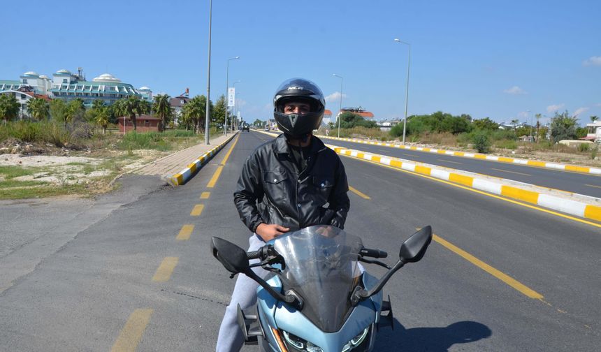 Parasını düşüren motosikletliye sanal medyadan ulaşıp teslim etti