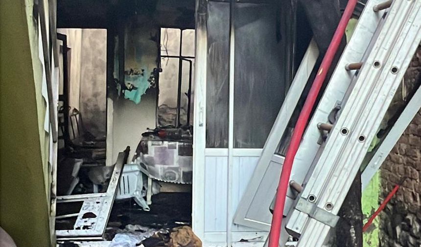 Tamamen yanan evden tek başına kurtuldu