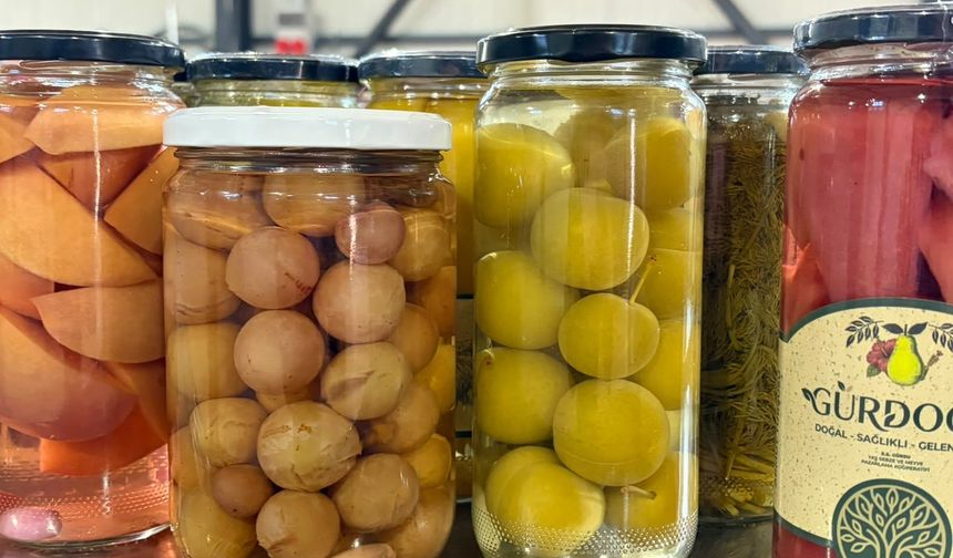 Tarlada kalan meyve ve sebzeler, kadınların elinde yeni nesil turşuya dönüşüyor