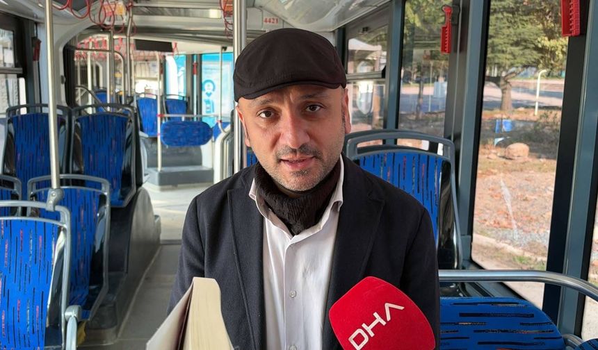 Toplu taşıma aracında yazdığı kitabını trambüste imzaladı