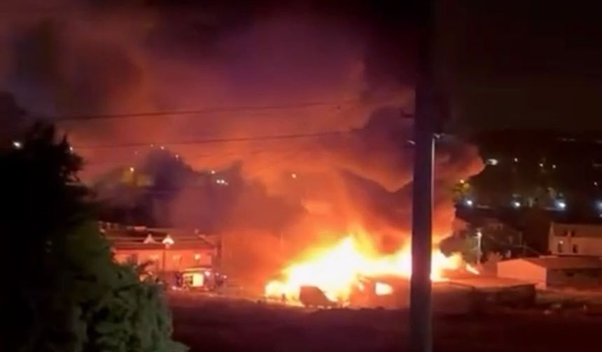 Yalova'da mobilya imalathanesi yandı