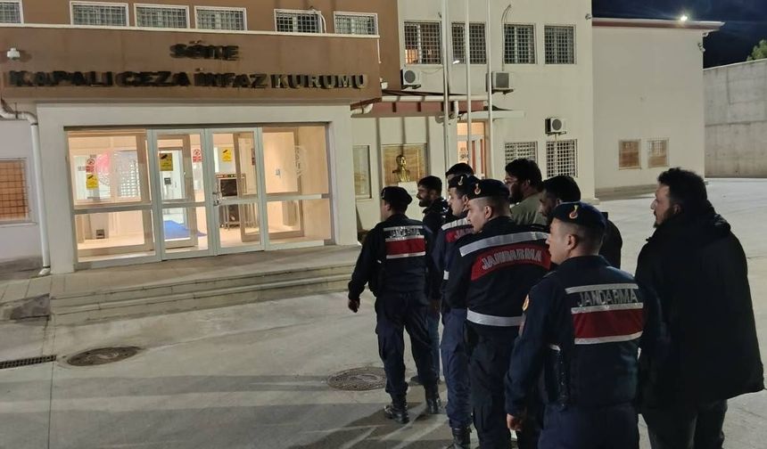 Yolda durdurulan minibüste 20 kaçak göçmen yakalandı; 5 organizatör tutuklandı