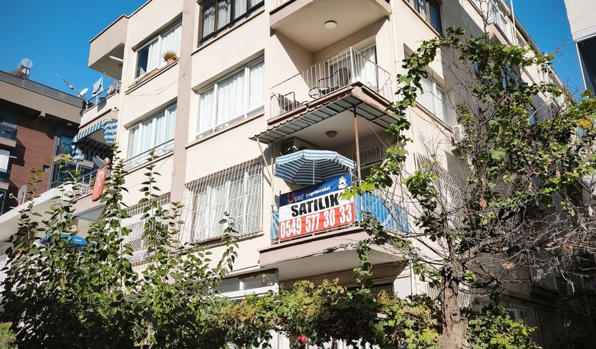 Zemininde çatlak ve çökme meydana gelen binada inceleme sürüyor