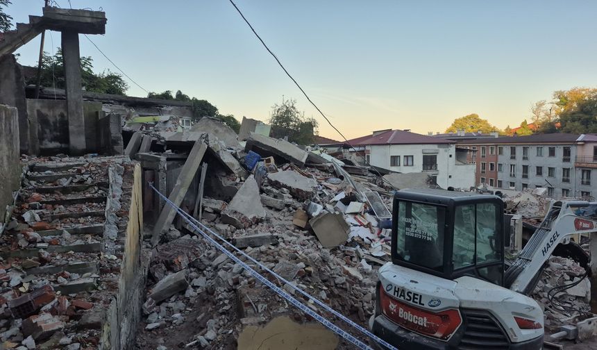 Zonguldak'ta çöken 3 katlı evin çevresindeki 7 bina tahliye edildi